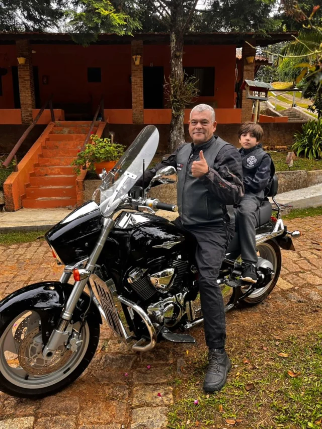 Hoje é um dia especial para nossa família sobre duas rodas! 🏍️

Celebramos mais um ano de vida de um verdadeiro companheiro de estrada, que compartilha conosco a paixão pelo asfalto, a liberdade do vento no rosto e a irmandade que só quem vive sobre duas rodas conhece.

David, que este novo ano seja repleto de:

 Estradas, Aventuras, momentos inesquecíveis e muita adrenalina.
Que a vida te reserve sempre pista livre, vento favorável e a companhia dos verdadeiros amigos que encontramos nesta jornada.

Parabéns, irmão! 🎊

Com carinho e respeito,
Mairarê Motoclube 🏍️⚡